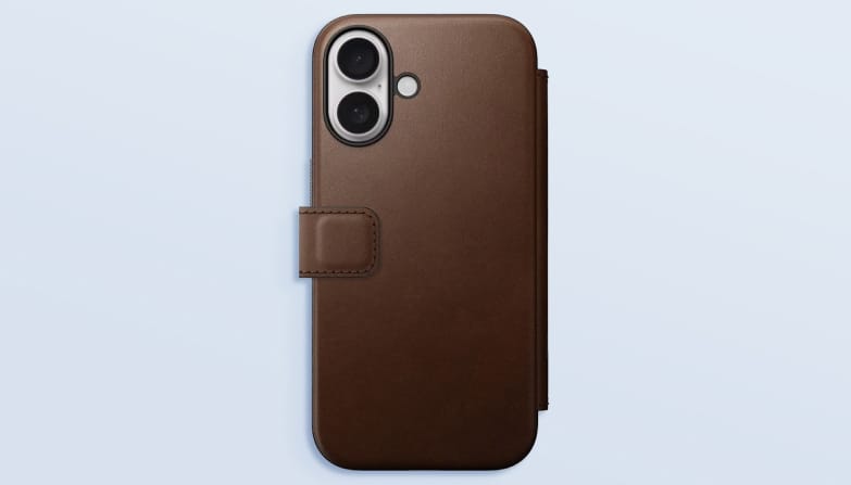 Een donkerbruine bookcase.