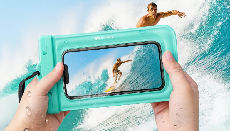 De blauwe imoshion waterdichte telefoonhoes met op de achtergrond een surfer.