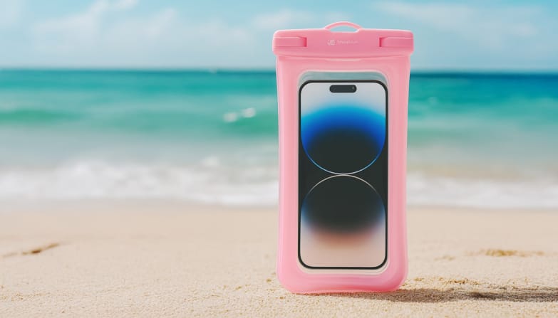 De roze imoshion waterdichte telefoonhoes op het strand.