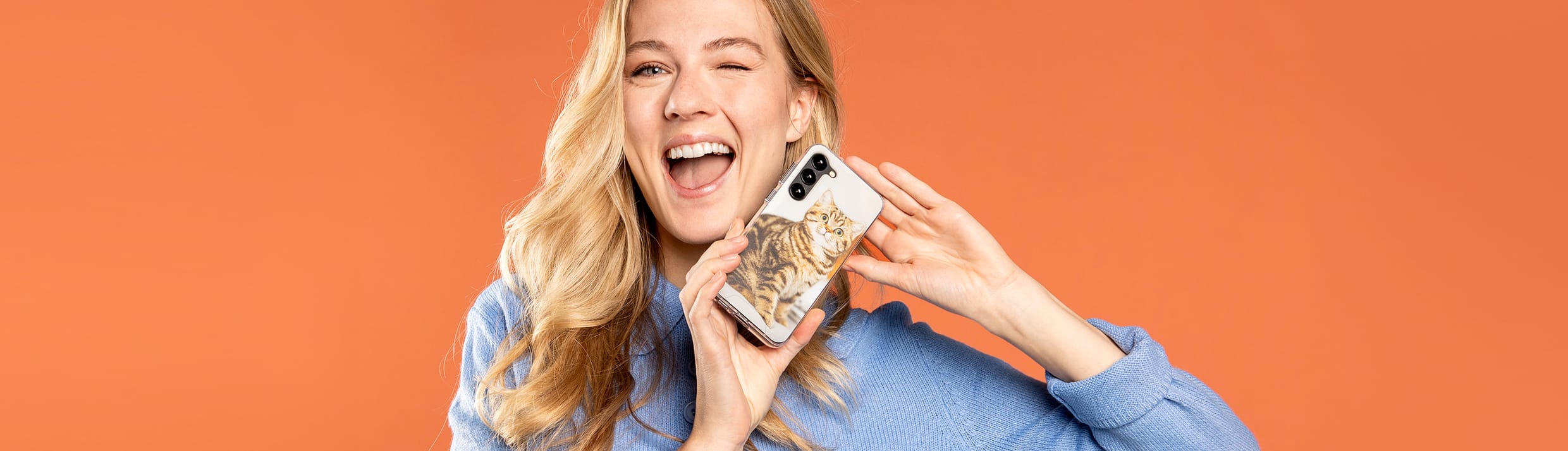 Een vrouw met een backcover met kat erop bedrukt.