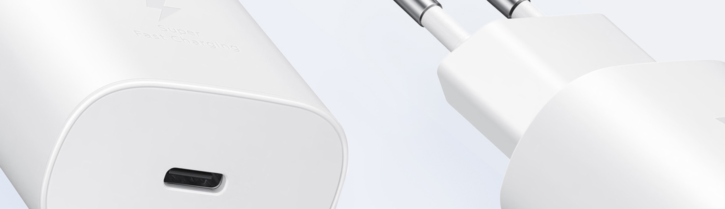 Witte adapters met USB-C aansluiting.