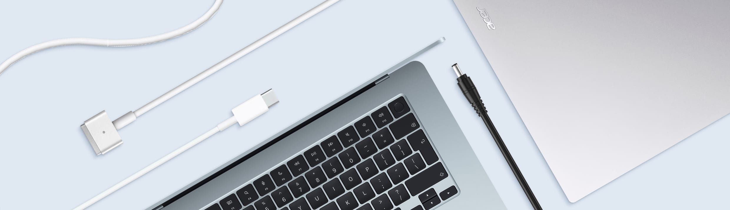 Een Apple MacBook en Acer laptop met verschillende type opladers eromheen.