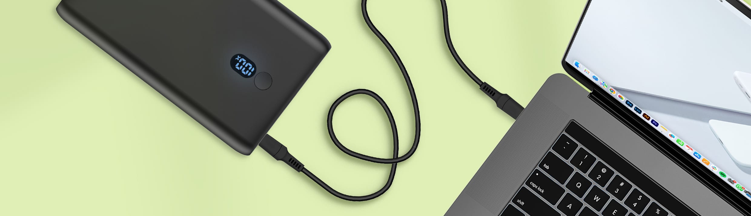 Een zwarte powerbank laadt een MacBook op.