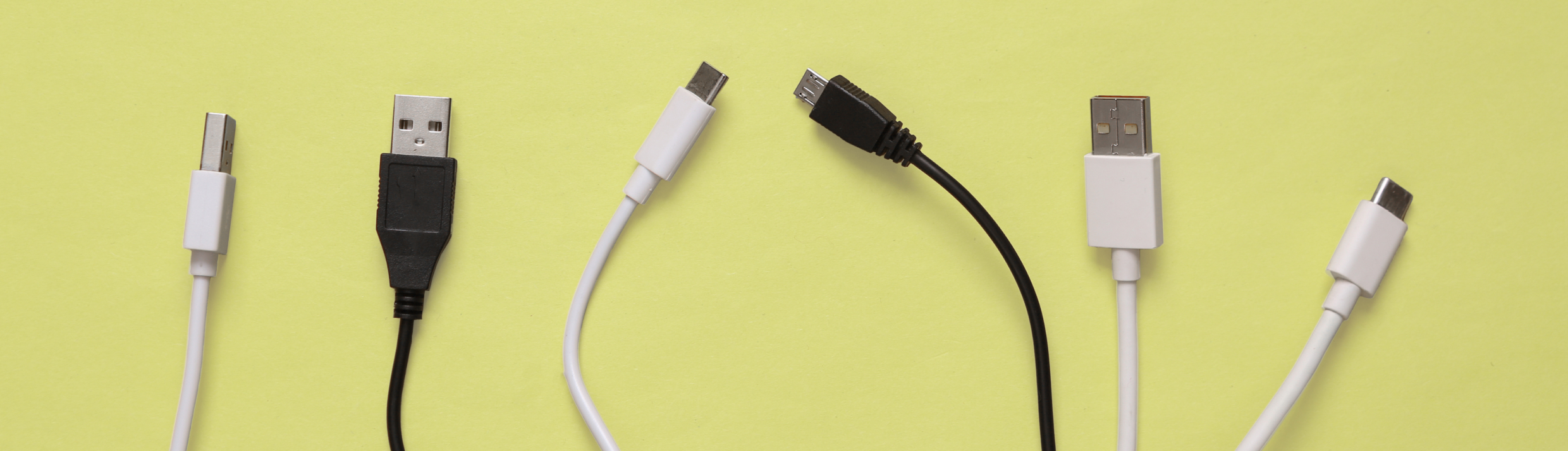 Kabels met verschillende type aansluitingen naast elkaar.