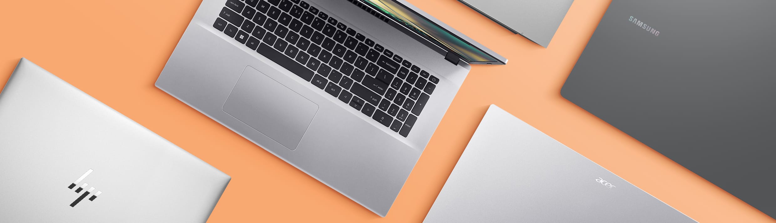 Flatlay van verschillende Chromebooks.