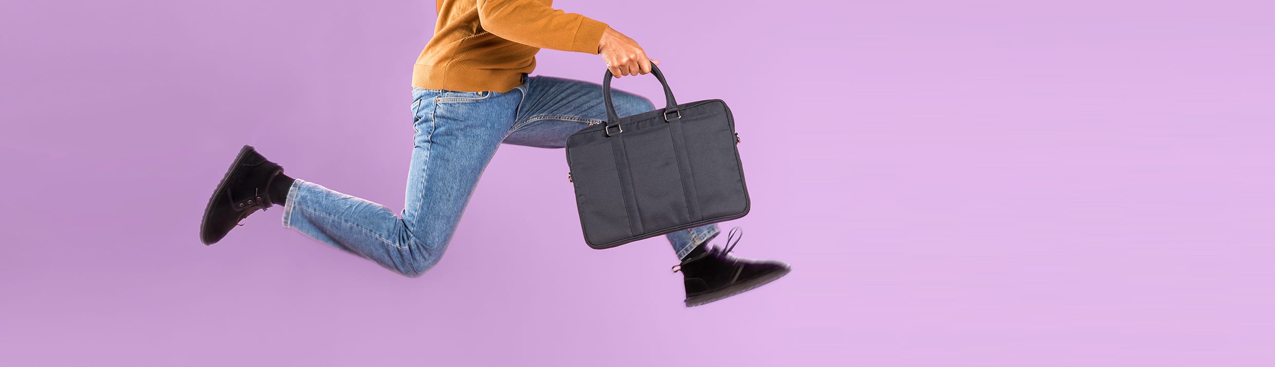 Rennende man met een zwarte laptoptas in zijn hand.