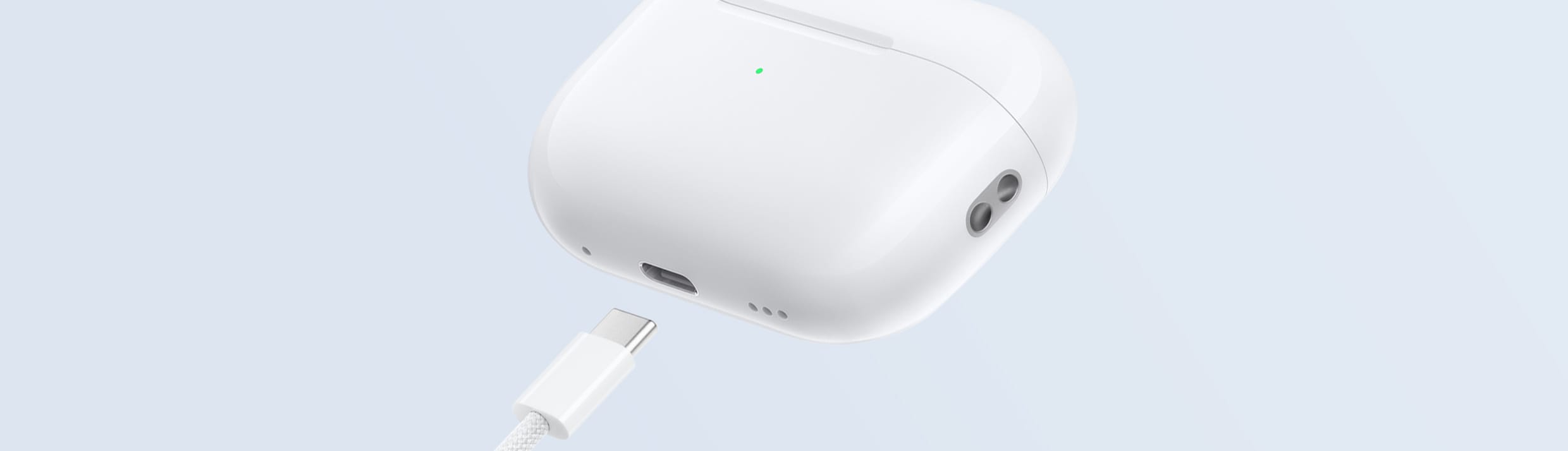 AirPods Pro 2 in oplaadcase met een USB-C oplaadkabel naast de oplaadpoort op een lichtblauwe achtergrond.