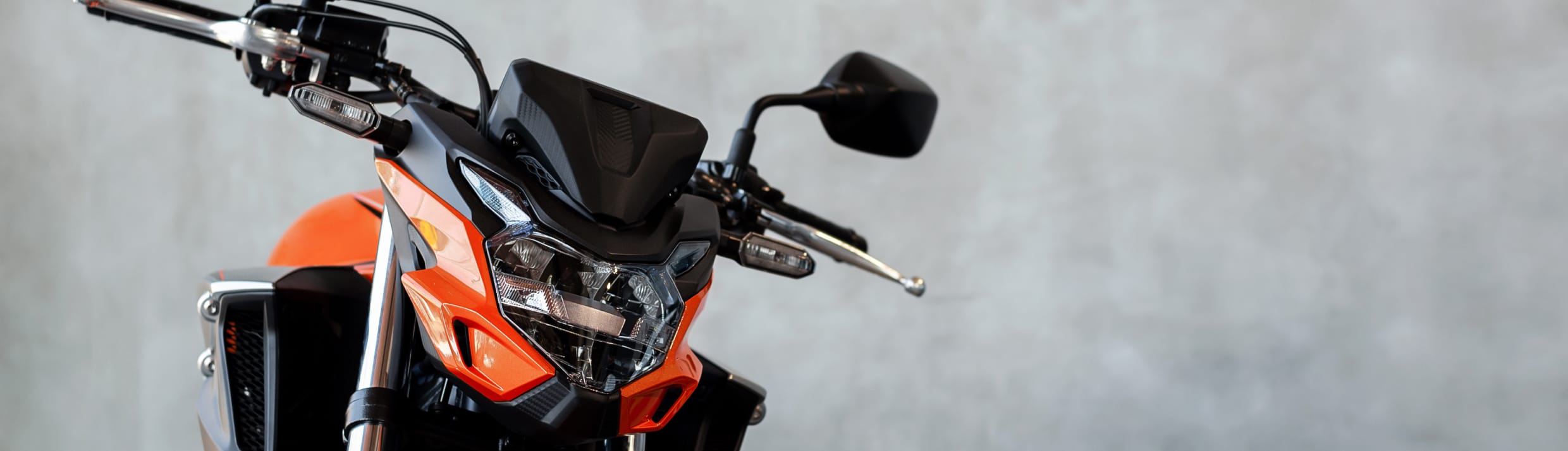 Rode motorfiets voor een betonnen achtergrond