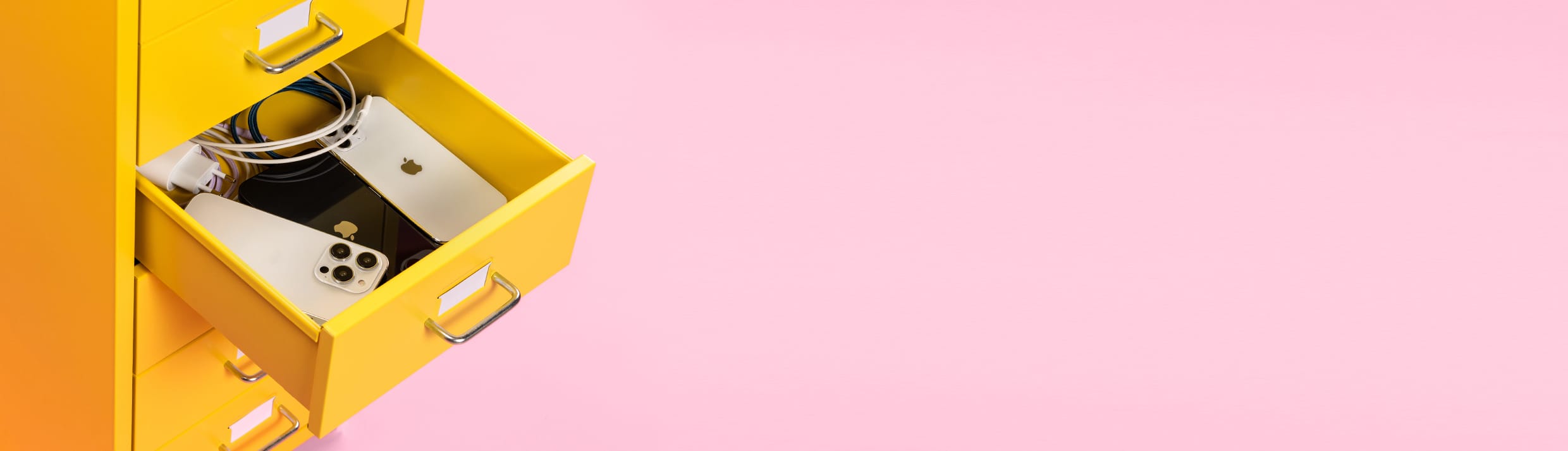 Kast met open lade met iPhone's.