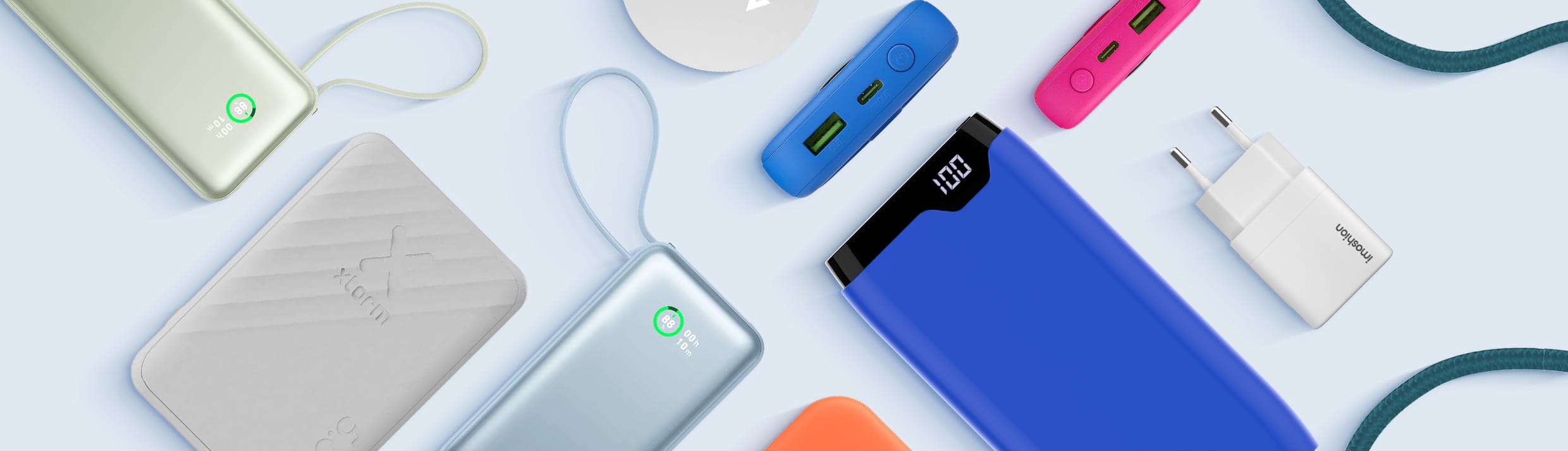 Een flatlay van verschillende powerbanks en opladers.
