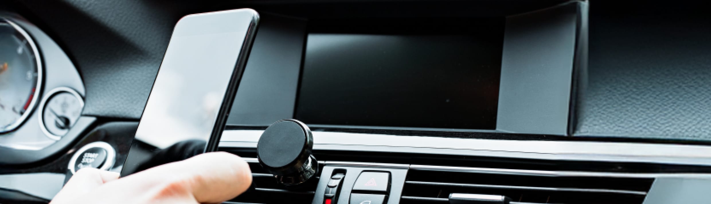 een persoon klikt een telefoon op een magnetische telefoonhouder