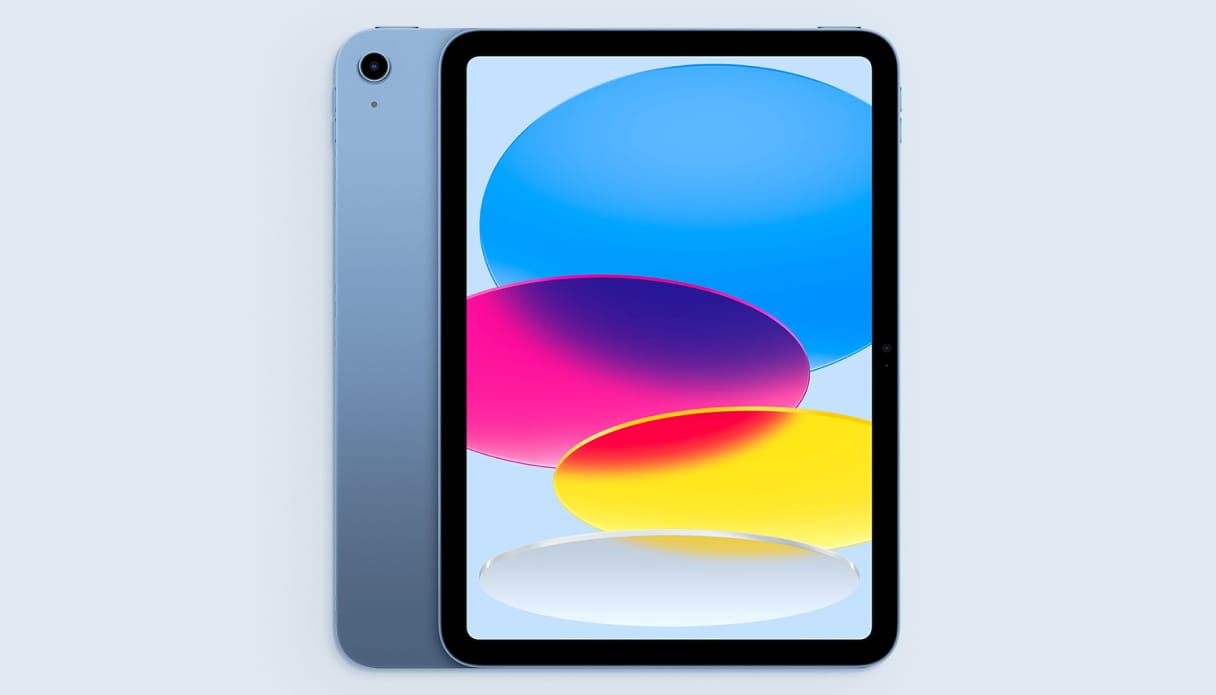 Foto van een iPad op een lichtblauwe achtergrond.