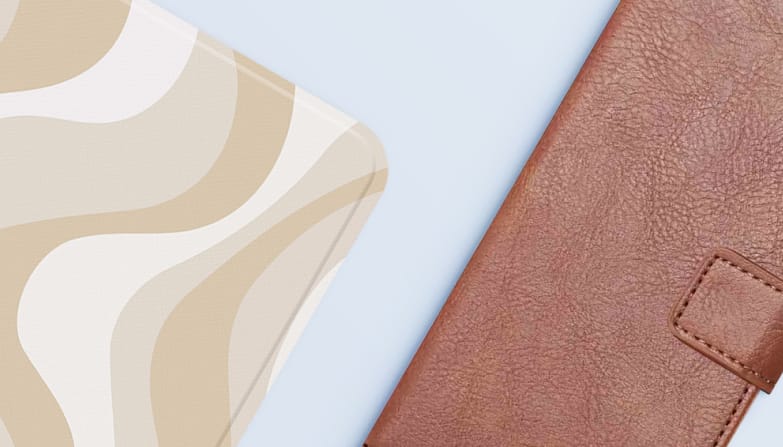 Foto van een kunstleren telefoon- en ereaderhoes.