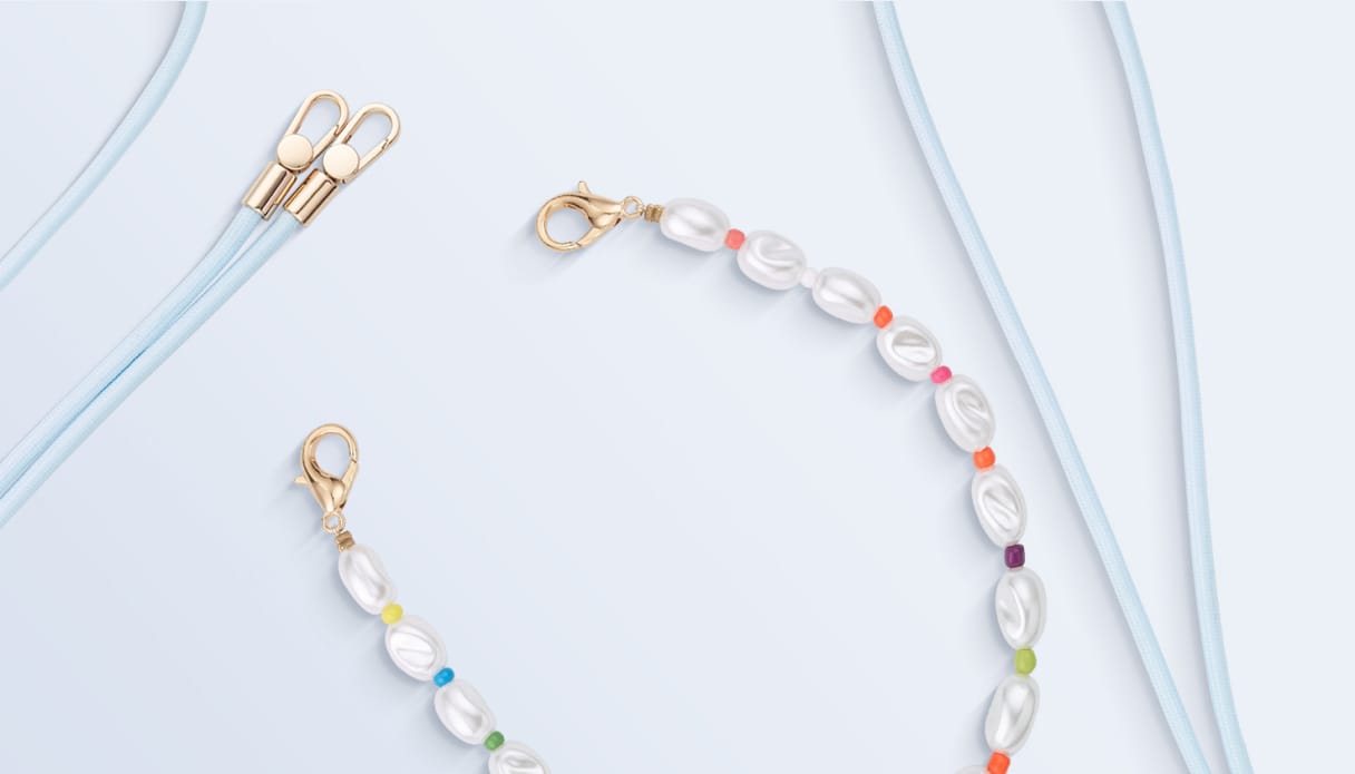 Twee losse koorden: één lichtblauwe en één met parels.