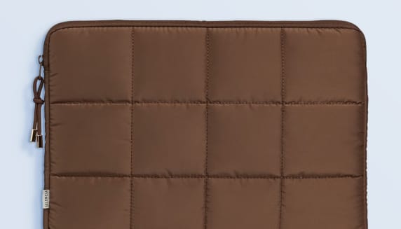 Foto van een bruine laptop sleeve. 