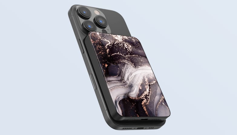 Een Selencia Vivid MagSafe powerbank van 5.000 mAh achter een telefoon.