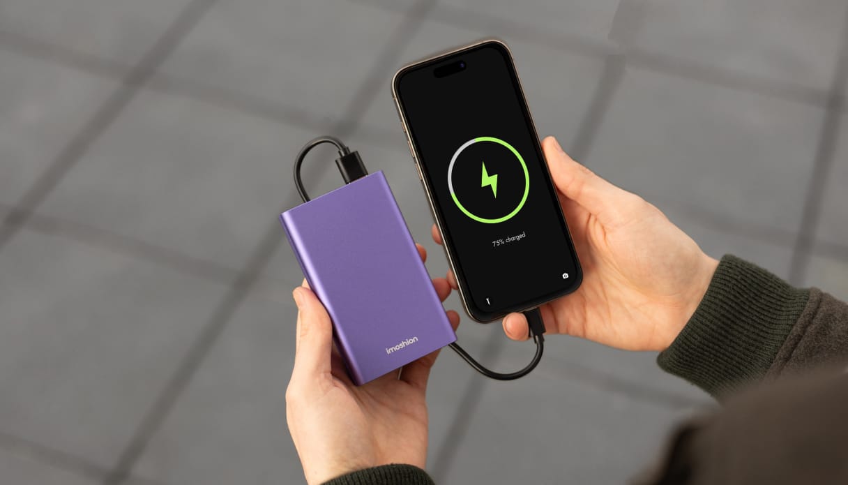 De paarse imoshion Powerbank laadt een telefoon op.