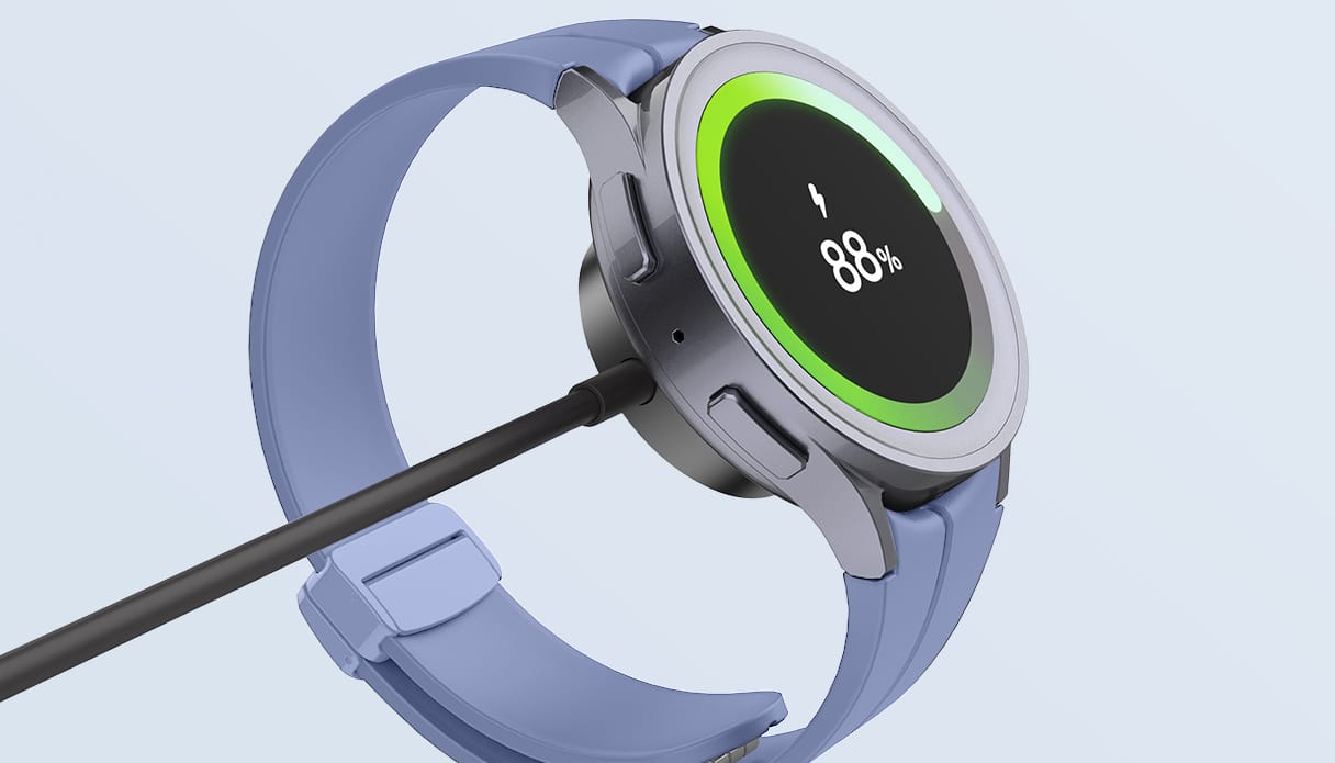 Een Samsung Galaxy Watch aan een zwarte oplader.