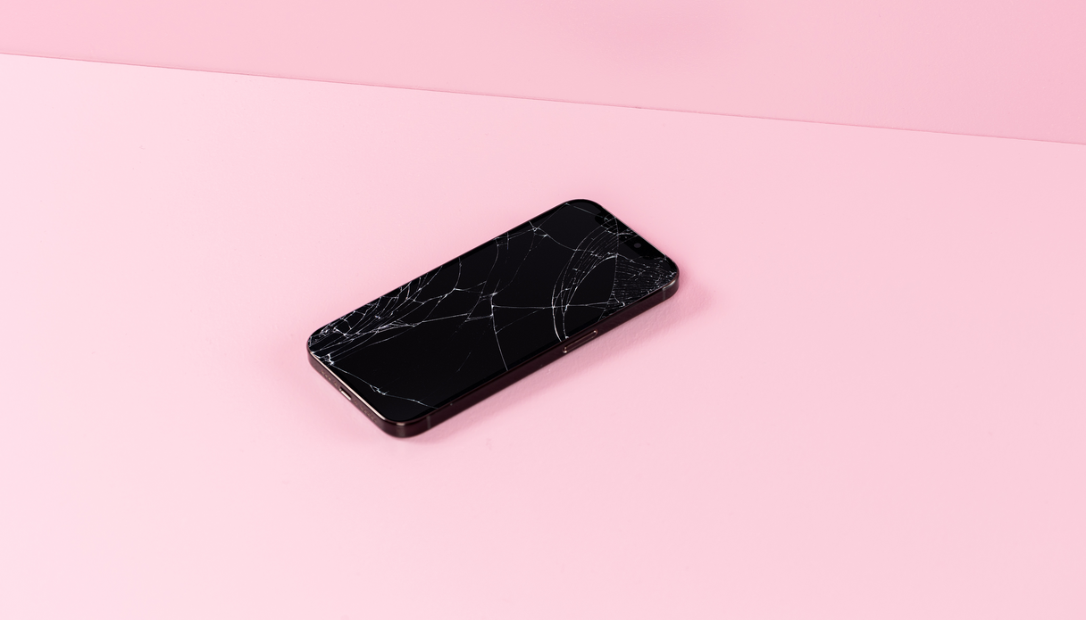 Een telefoon met een gebarsten screenprotector.