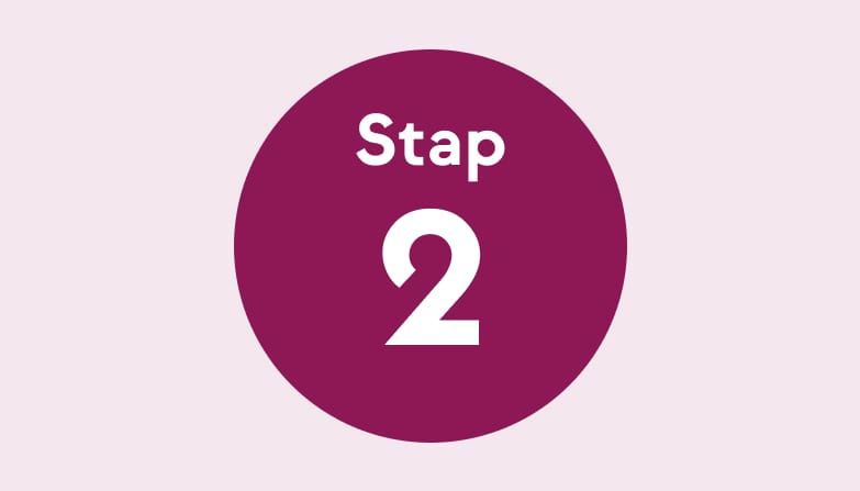 De tekst "Stap 2" in een wijnroodkleurige cirkel op lichtpaarse achtergrond.