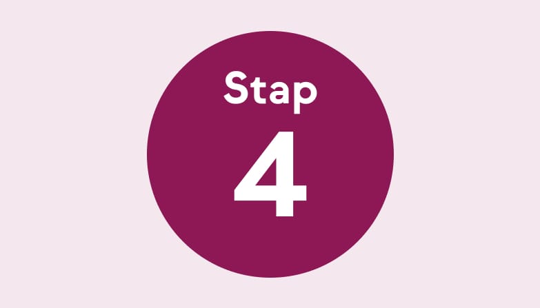 De tekst "Stap 4" in een wijnroodkleurige cirkel op lichtpaarse achtergrond.