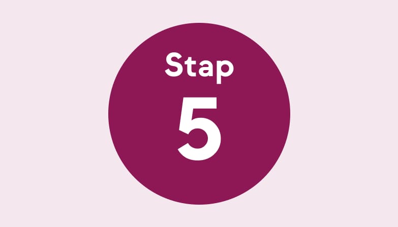 De tekst "Stap 5" in een wijnroodkleurige cirkel op lichtpaarse achtergrond.