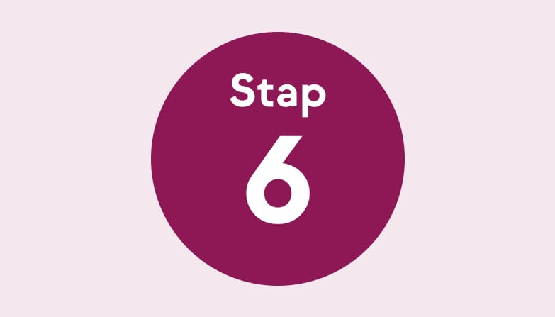 De tekst "Stap 6" in een wijnroodkleurige cirkel op lichtpaarse achtergrond.