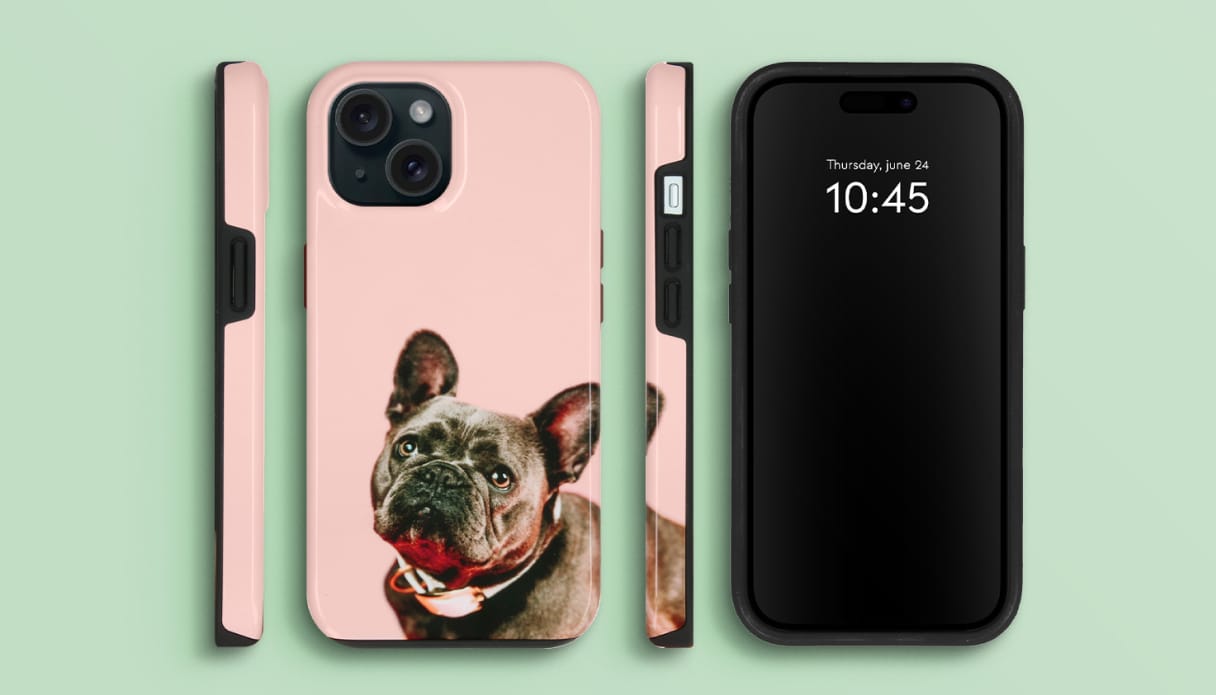 Je ziet een imoshion Tough hardcase, een hoesje met zelf ontworpen bedrukking van een hond. Het is een sublimatie-print, dus de randen zijn ook bedrukt en het beeld is met levendige kleuren op fotokwaliteit.