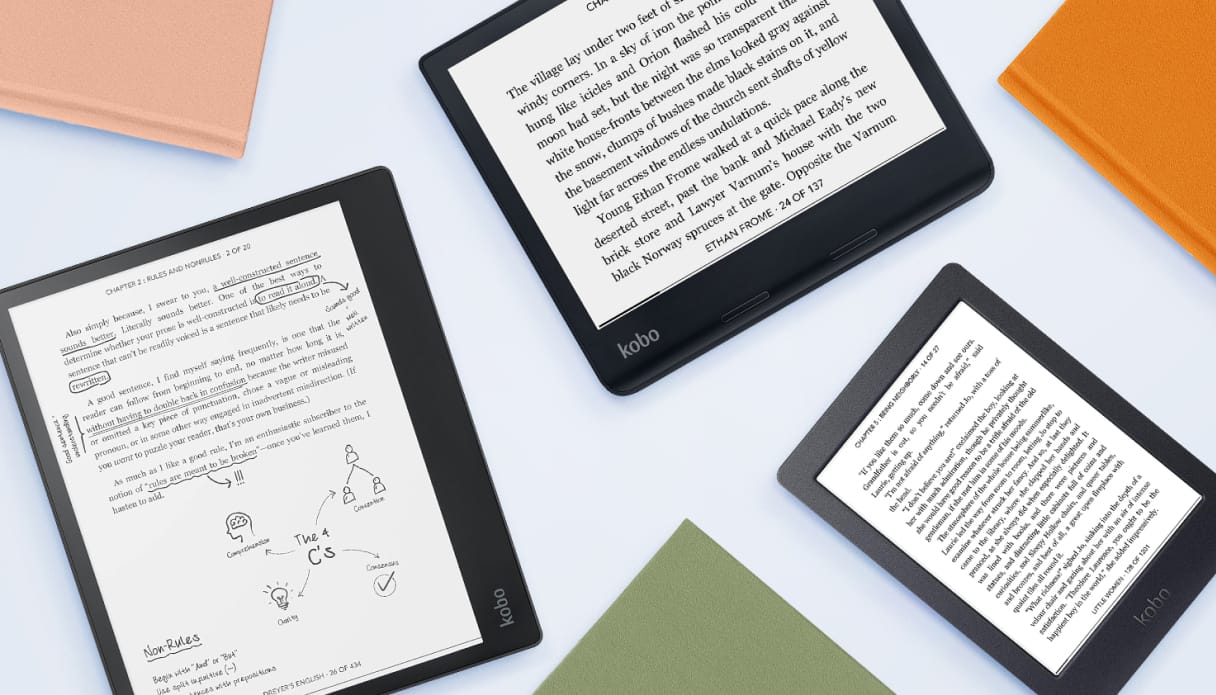 Foto van verschillende e-readers en hoezen op een blauwe achtergrond.