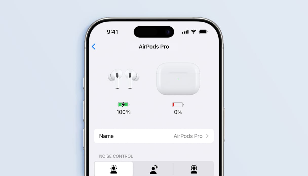 Er ligt een iPhone op lichtblauwe ondergrond met het AirPods-instellingen scherm geopend. De AirPods hebben batterij, maar de oplaadcase is leeg op 0%.
