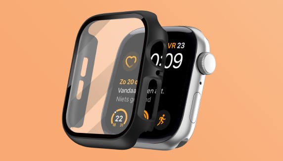 Je ziet een zilverkleurige aluminium Apple Watch daarvoor een zwevende cover met ingebouwde screenprotector. De achtergrond is oranje.