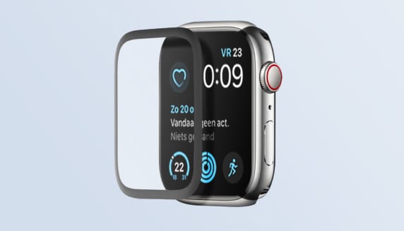 Je ziet een stainless steel Apple Watch, daarvoor zweeft een screenprotector voor deze watch met een zwarte displayrand. De achtergrond is lichtblauw.