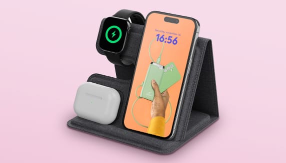 Je ziet de opvouwbare 3-in-1 draadloze oplader van imoshion met daarop een iPhone, AirPods Pro en een Apple Watch die tegelijkertijd opladen. De achtergrond is lichtroze.