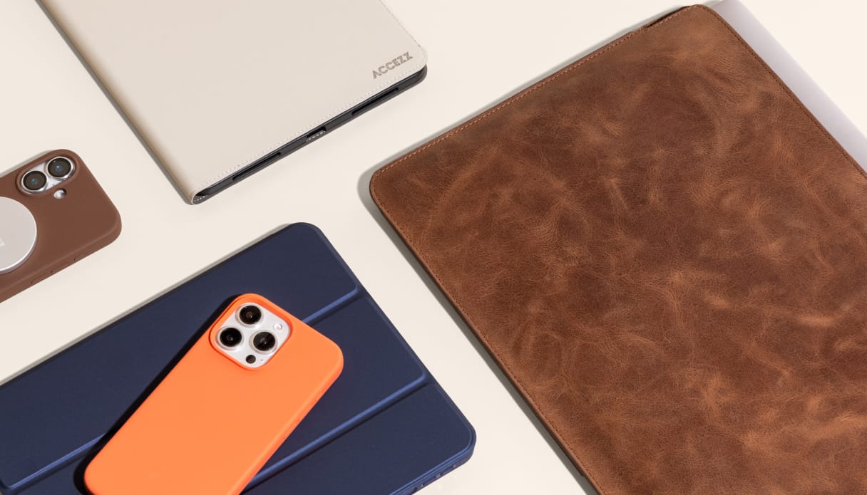 Foto van onder andere een telefoonhoes, tablethoes en leren laptop sleeve.