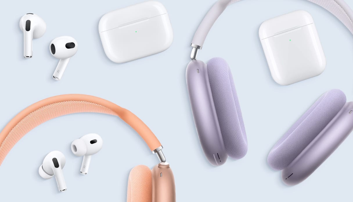Een flatlay van verschillende Apple producten op een lichtblauwe ondergrond. AirPods en AirPods Pro, beide zowel los als in de oplaadcase en Oranje en paarse AirPods Max.