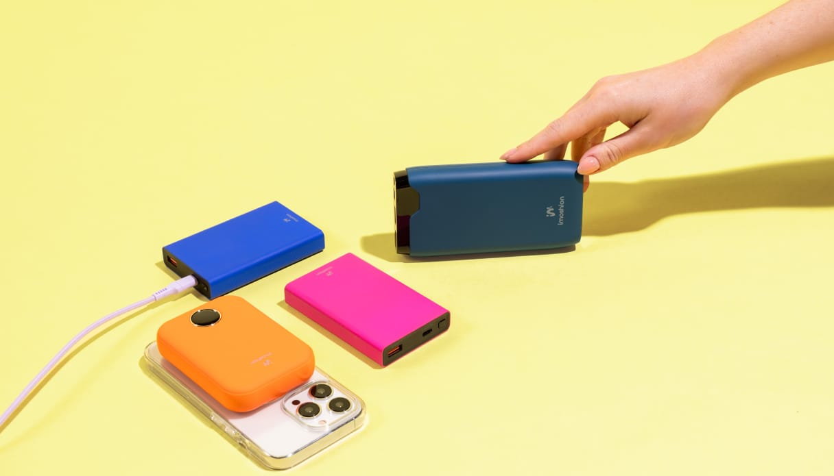 Een telefoon met verschillende imoshion powerbanks eromheen.