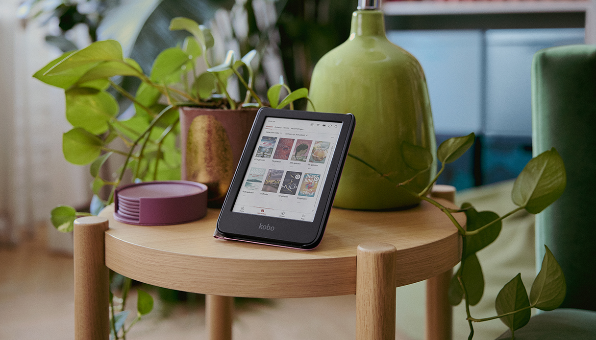 De Kobo e-reader staat op een tafeltje met planten.