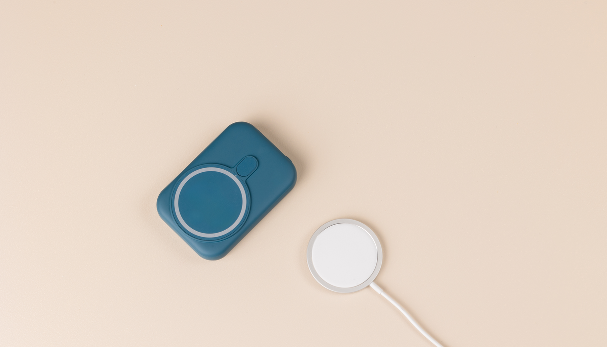 De imoshion MagSafe powerbank in de kleur blauw.