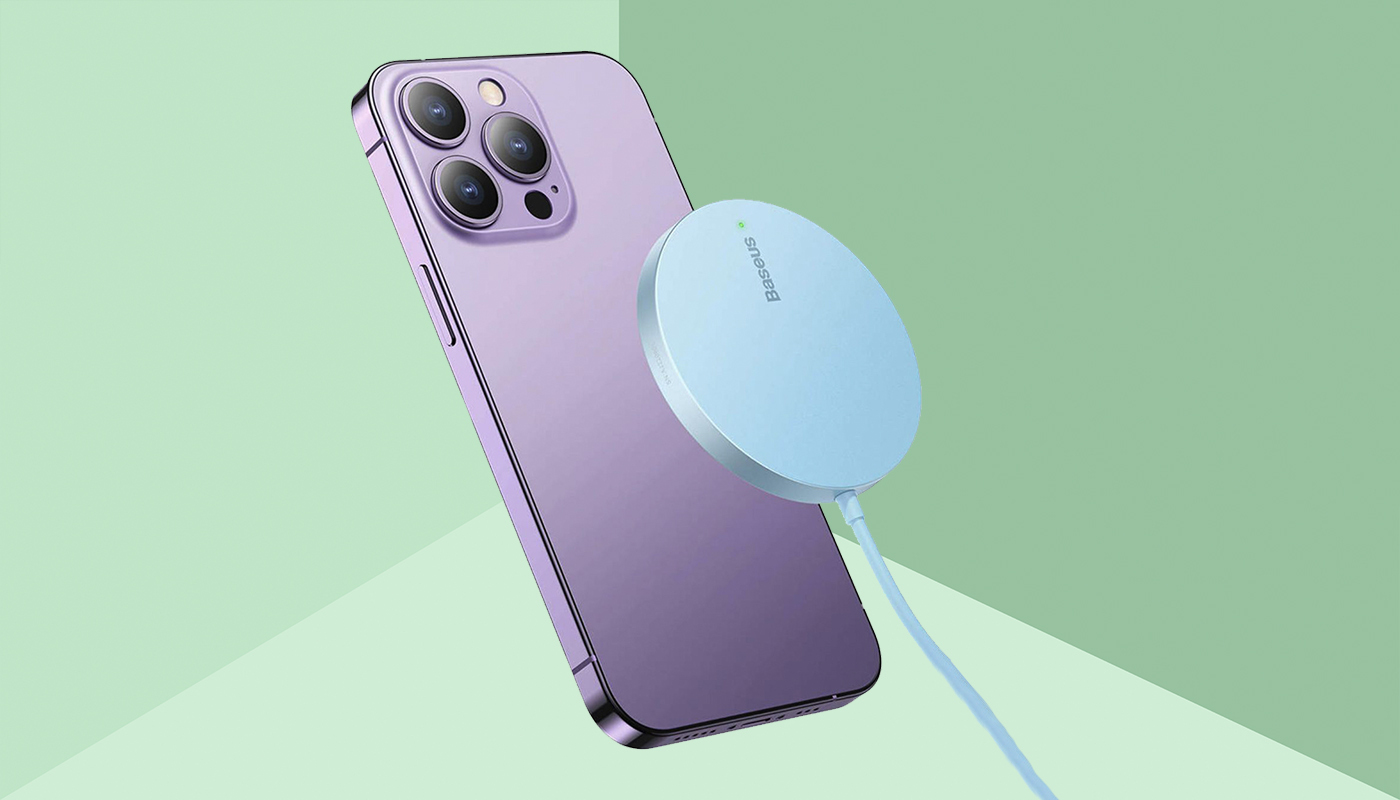 Een blauwe MagSafe draadloze oplader en een paarse iPhone 15 Pro, de achtergrond is groen.
