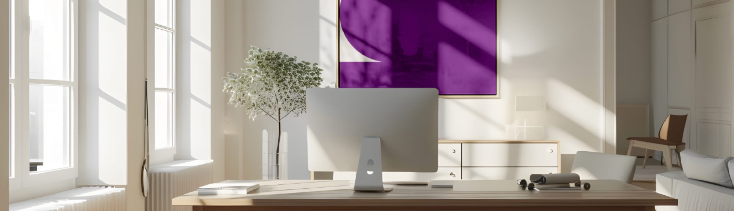 Een bureau met een Apple iMac