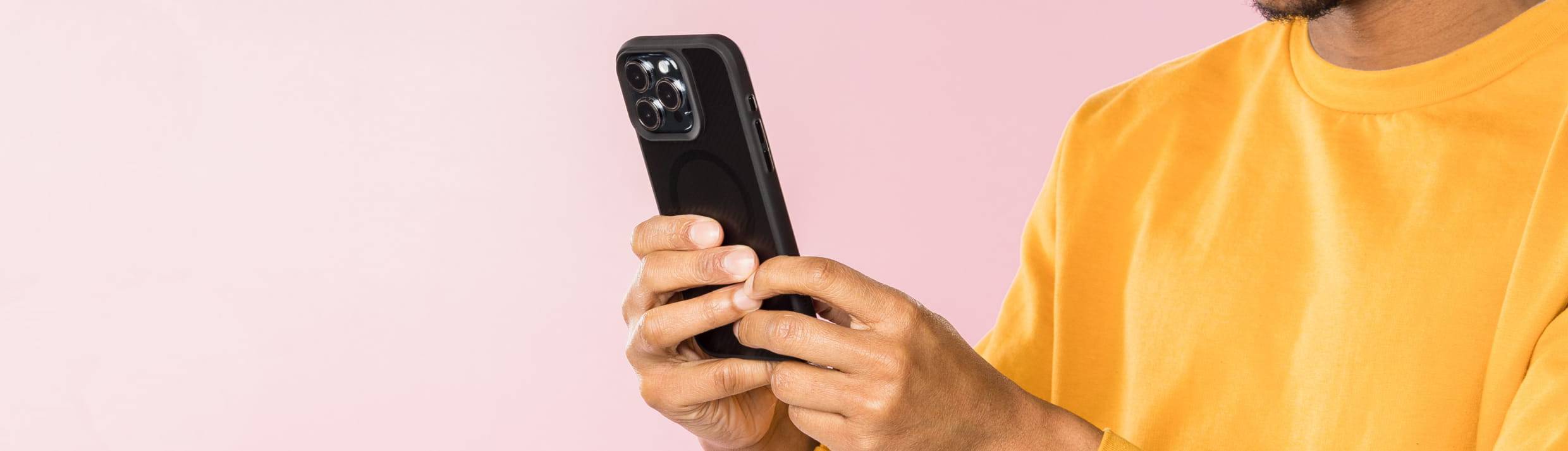 Een man houdt een telefoon vast.