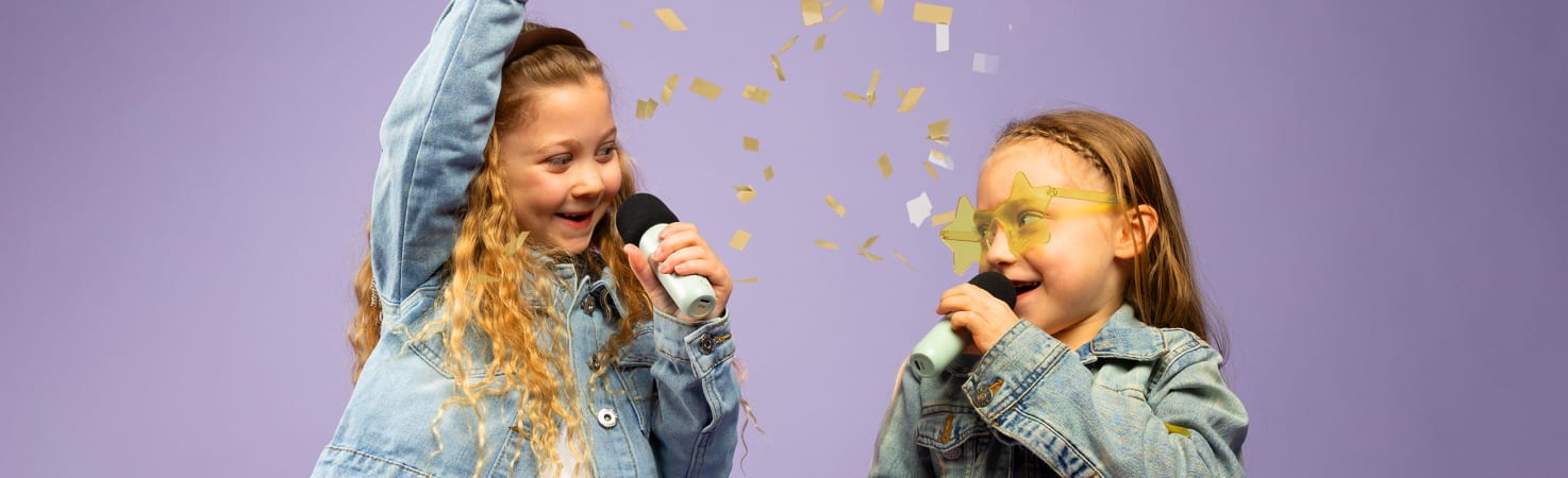 Telefoons met telefoonhoezen en allemaal met telefoonkoord in soorten, maten en kleuren op een lichtblauwe achtergrond.