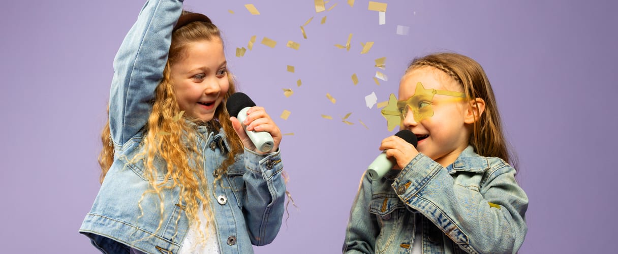 Telefoons met telefoonhoezen en allemaal met telefoonkoord in soorten, maten en kleuren op een lichtblauwe achtergrond.