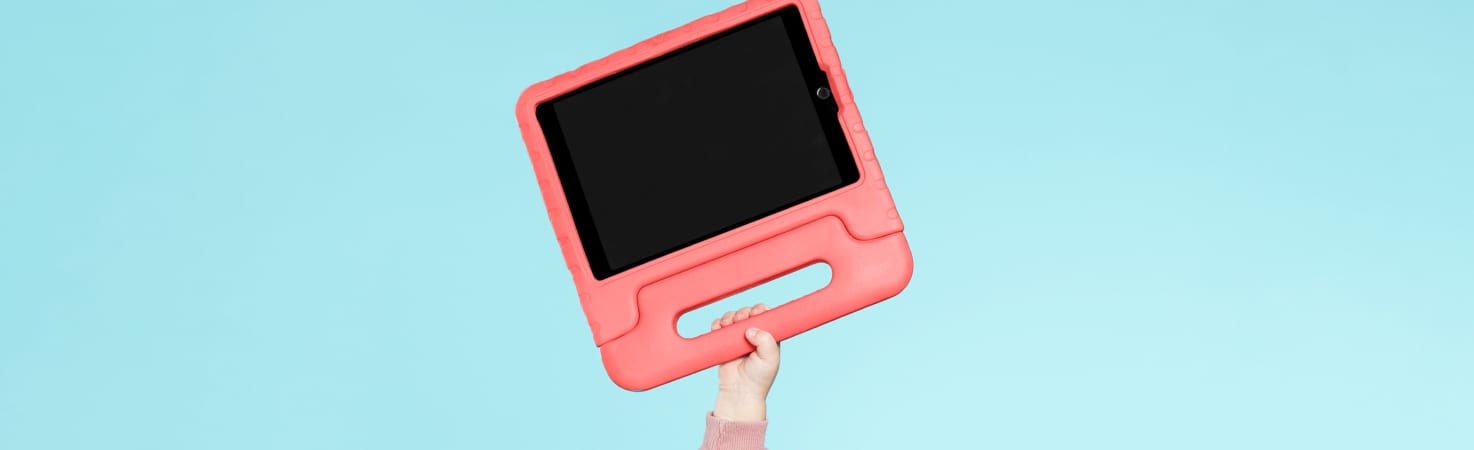 Telefoons met telefoonhoezen en allemaal met telefoonkoord in soorten, maten en kleuren op een lichtblauwe achtergrond.