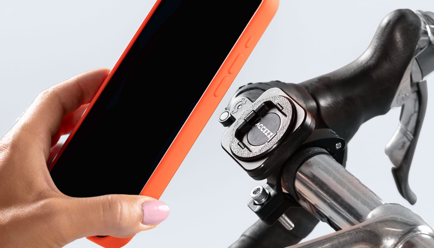 Telefoon wordt op een telefoonhouder met kliksysteem geplaatst