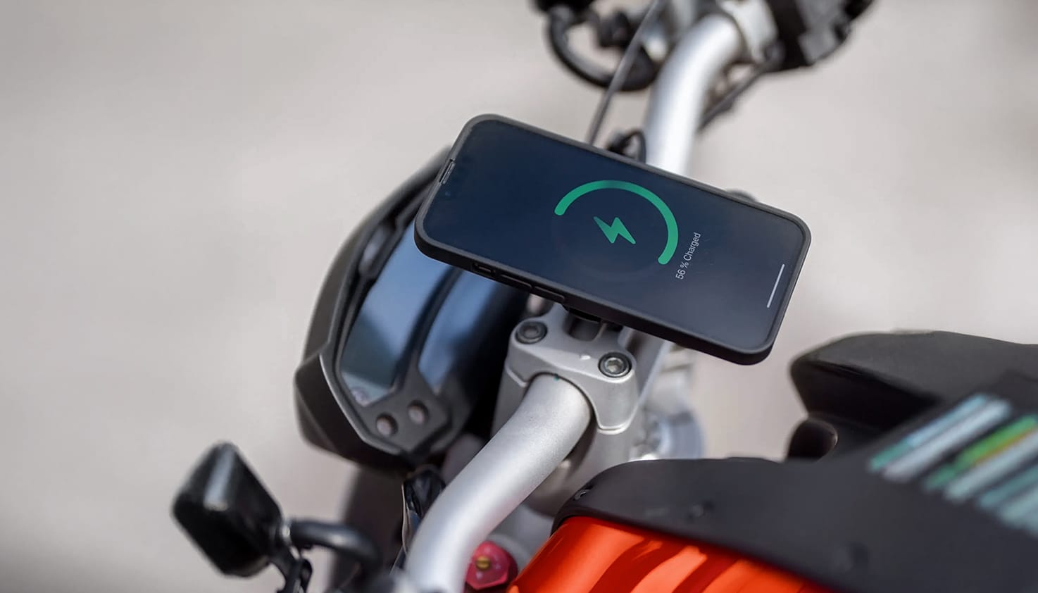 Telefoon op een draadloze telefoonhouder voor op de motor