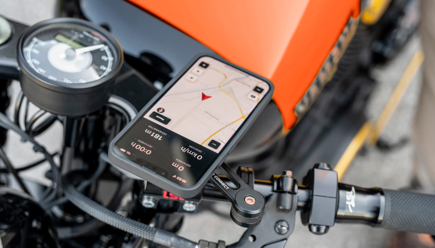 Telefoon in telefoonhouder op een motorfiets