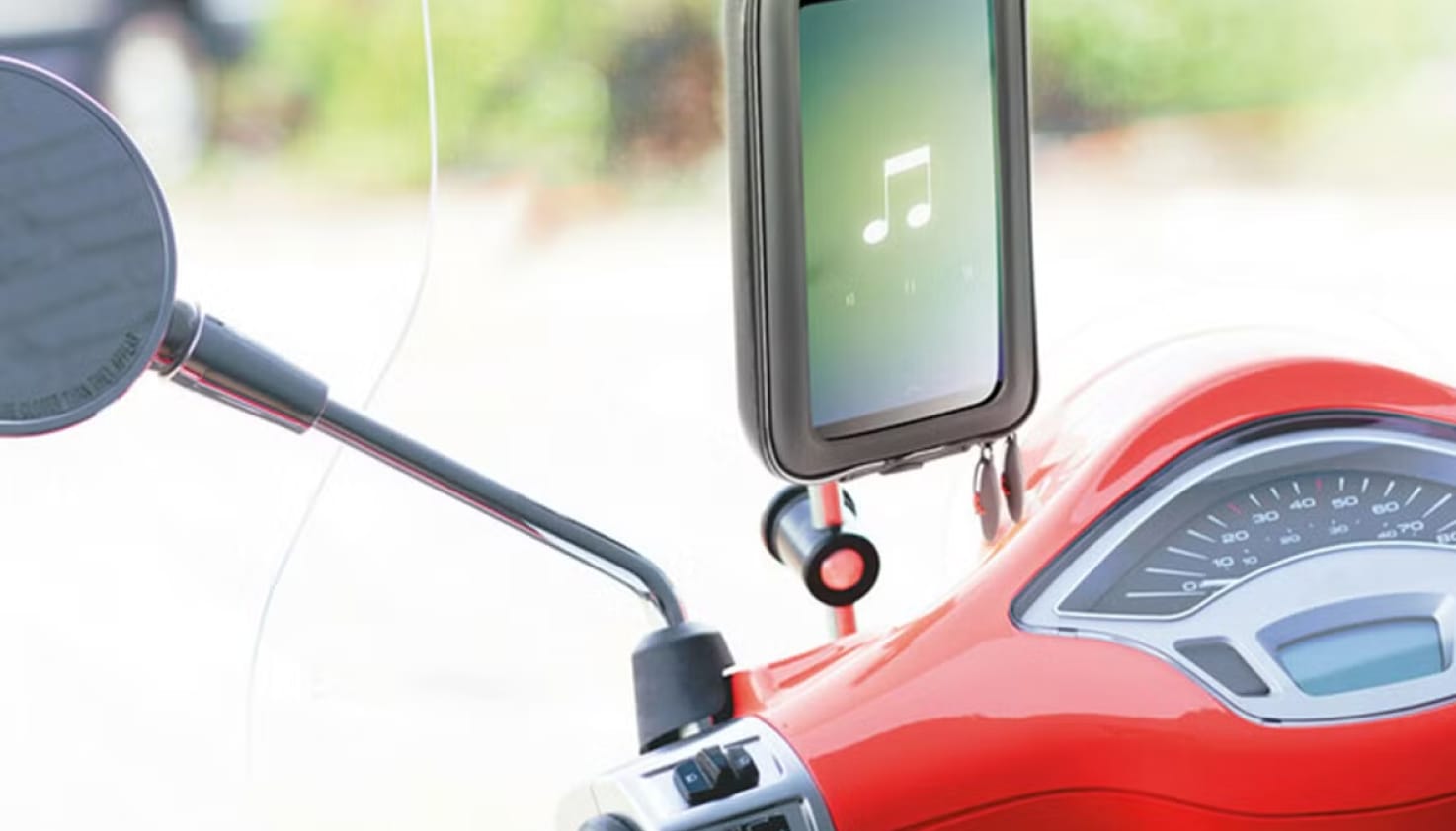 Telefoonhouder windscherm op een rode scooter