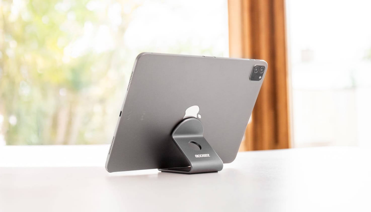 een apple ipad in een zwarte telefoonhouder van het merk Accezz