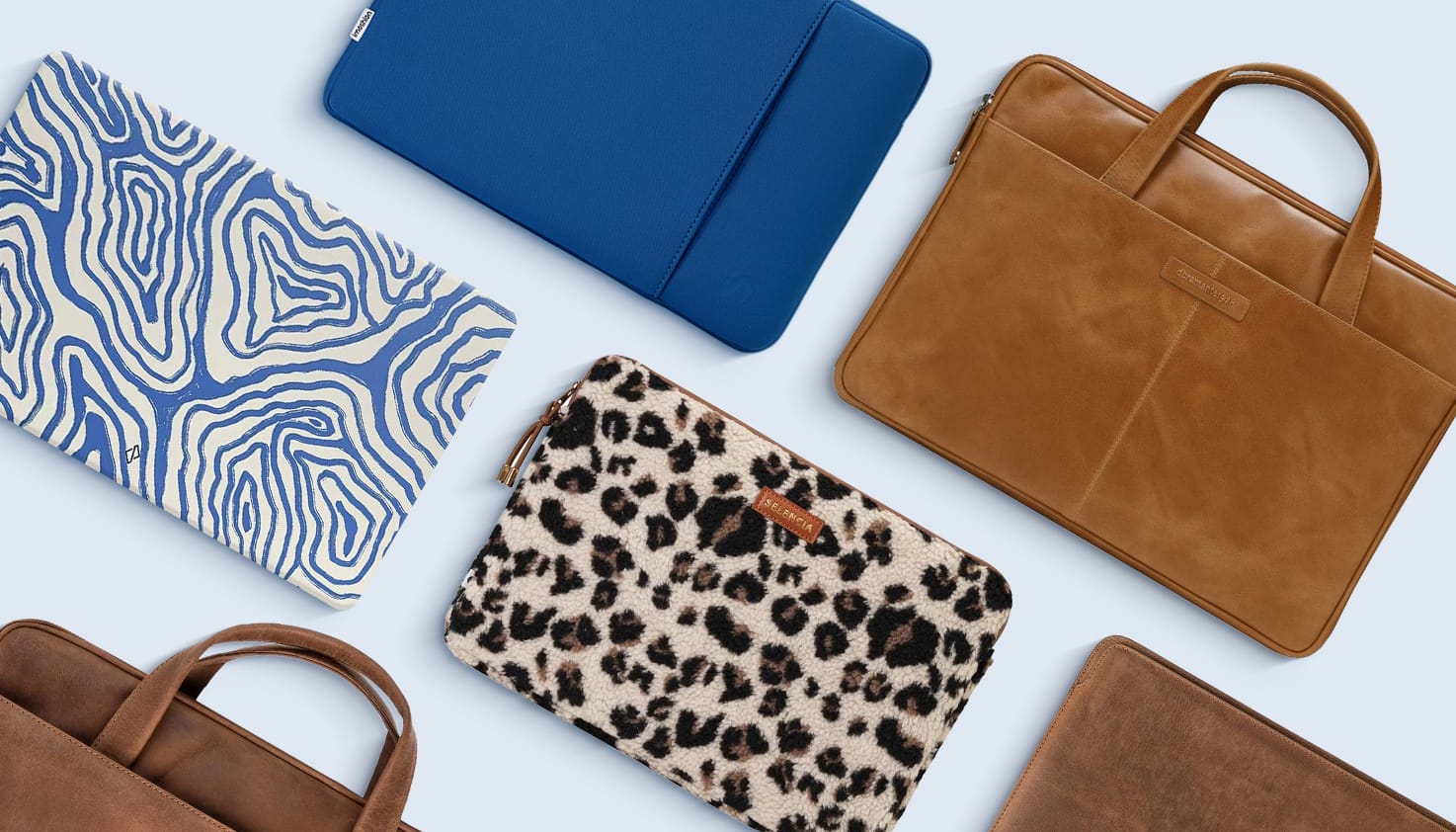 Een flatlay van verschillende laptop tassen en hoezen.